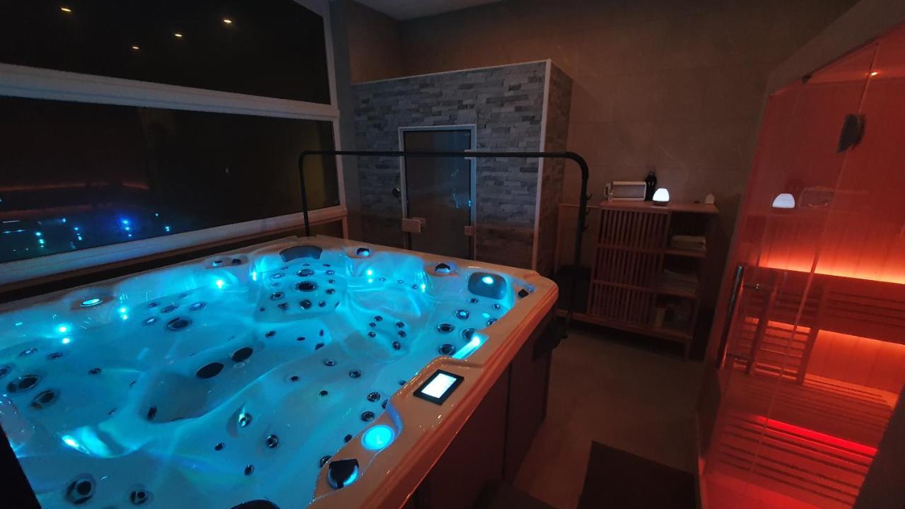 디넝 Bed'N'Bulles - Wellness Privatif B&B 외부 사진